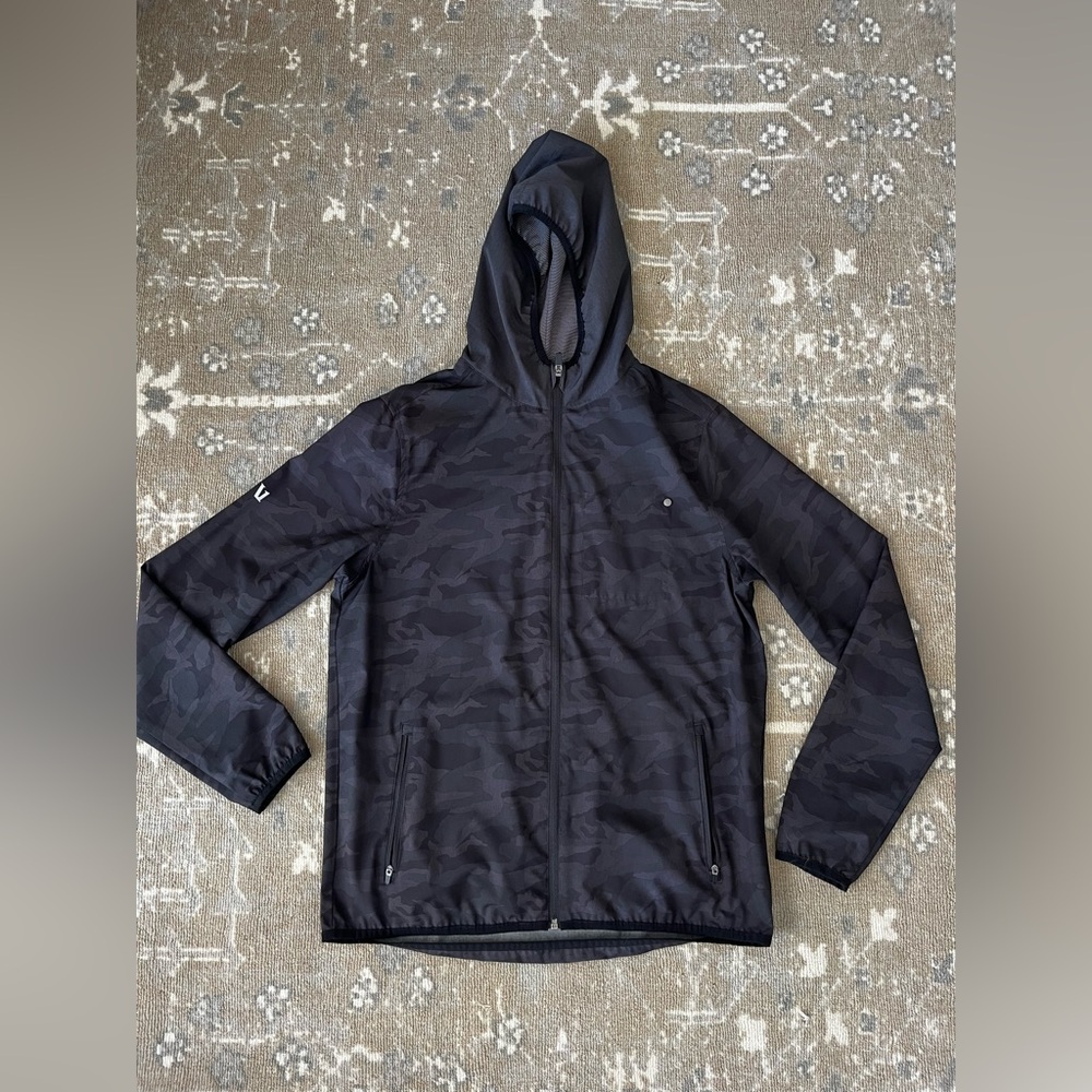 Vuori Men’s Outdoor Trainer Shell in Black/Grey Camo, Size Medium